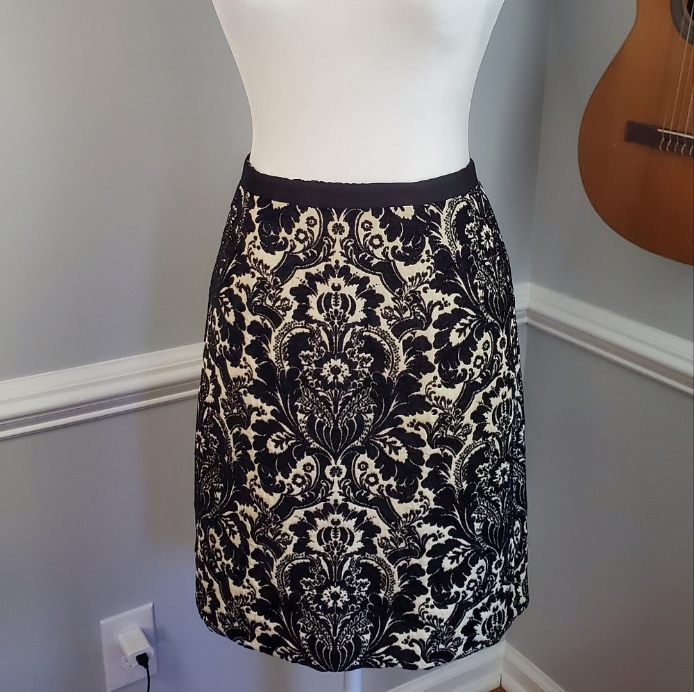 Karen Kane size 6 black damask skirt m